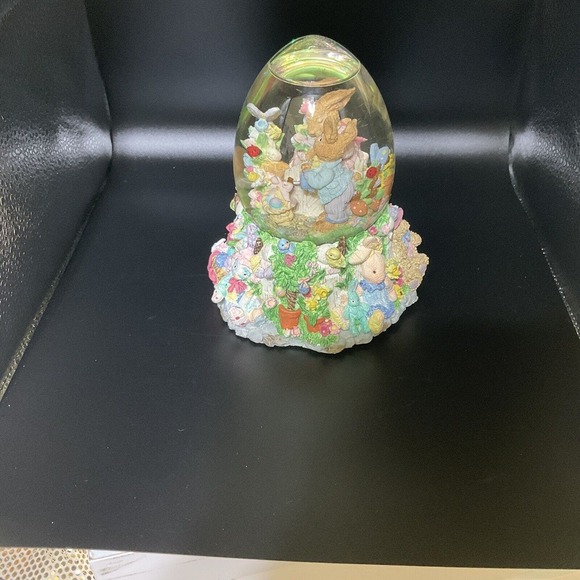 Easter Bunny Musical Snow Globe plays "Here Comes Peter Cottontail" - Picture 13 of 14